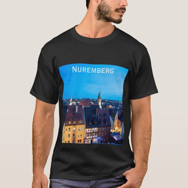 Camiseta Vista da cidade antiga de Nuremberga à noite (Frente)