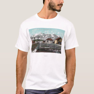 Camiseta Vista da cidade e da montanha após uma neve do