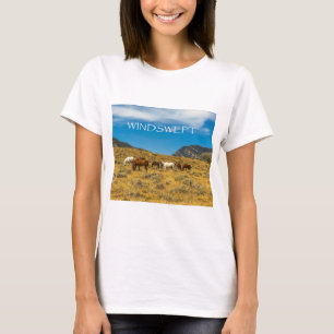 Camiseta Vista da montanha varrida pelo vento onde cavalos