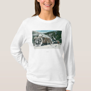 Camiseta Vista de um arado de neve giratório nas montanhas