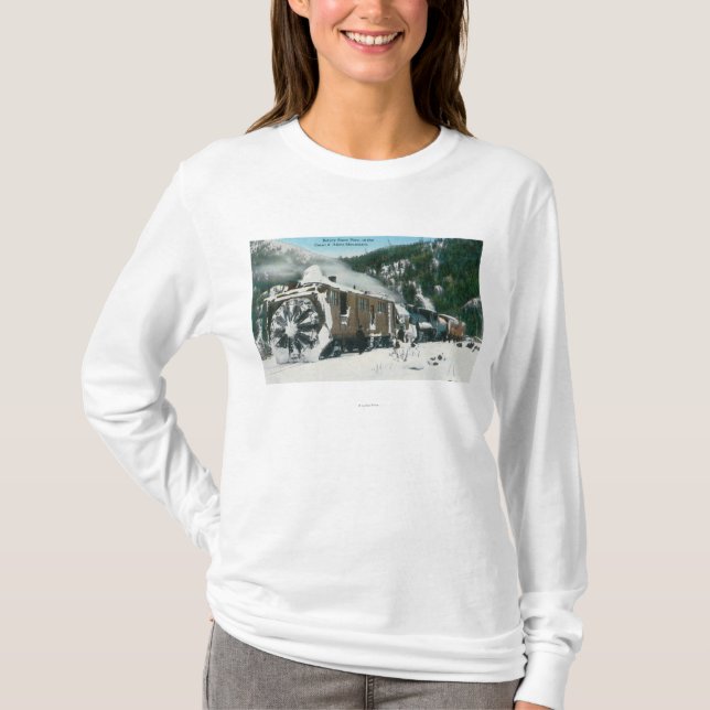 Camiseta Vista de um arado de neve giratório nas montanhas (Frente)