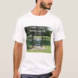 Camiseta Vista de um lago de cidade pequena