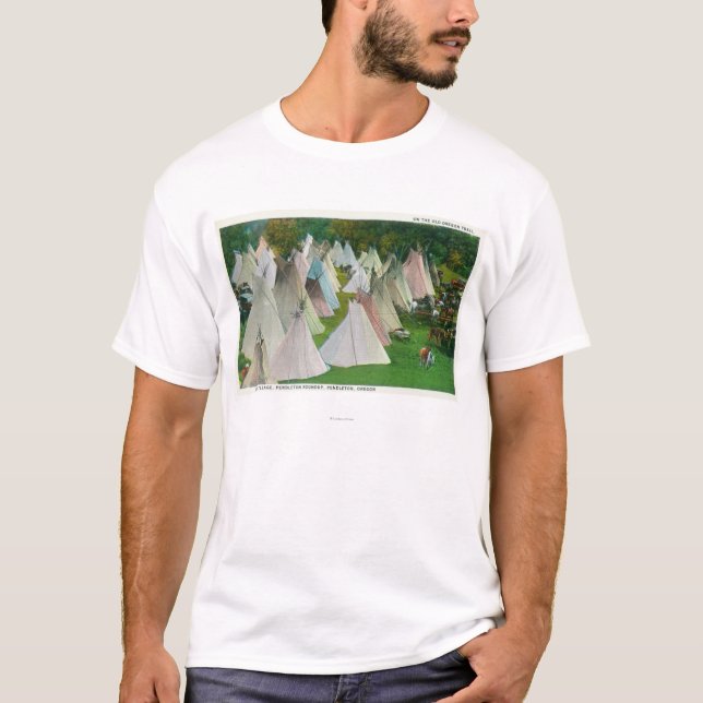 Camiseta Vista de uma vila e de um Pendleton indianos (Frente)