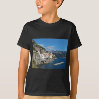 Camiseta Vista distante de Atrani na costa de Amalfi