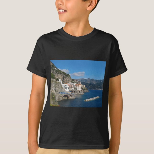 Camiseta Vista distante de Atrani na costa de Amalfi (Frente)