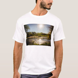 Camiseta Vista geral dos bancos de um rio com céu claro