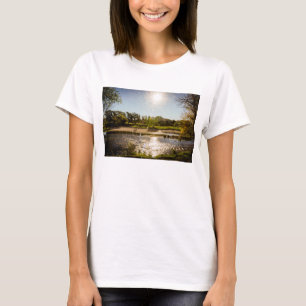 Camiseta Vista geral dos bancos de um rio com céu claro