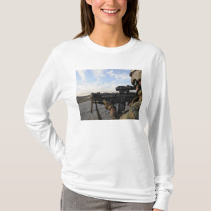 Camiseta Vistas de um soldado dentro a atear fogo em um