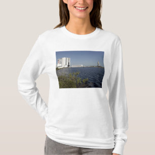 Camiseta Visto através da bacia, vaivém espacial Atlantis