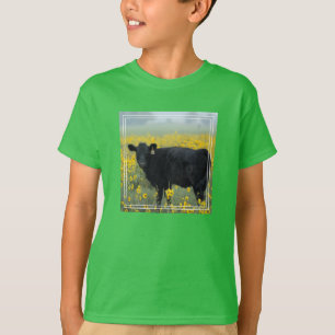 Camiseta Vitelo Negro em um Campo de Girassóis