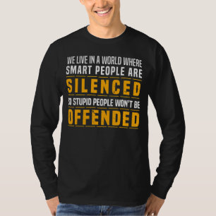 Camiseta Vivemos Em Um Mundo Onde Pessoas Inteligentes São 