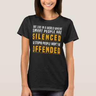 Camiseta Vivemos Em Um Mundo Onde Pessoas Inteligentes São