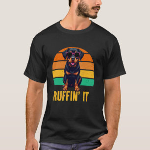 Camiseta Vivendo à Toa Rottweiler Usando Óculos de Sol Aman