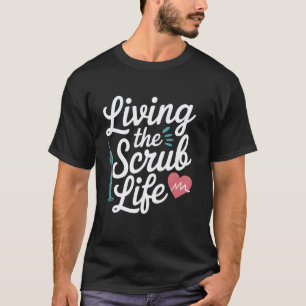 Camiseta Vivendo a Vida de Scrub Humor de Enfermeira Engraç