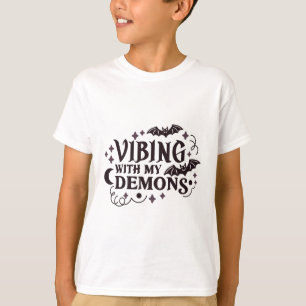 Camiseta Vivendo com meus demônios - citação estética gótic