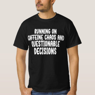 Camiseta Vivendo de Cafeína Caos e Decisões Duvidosas