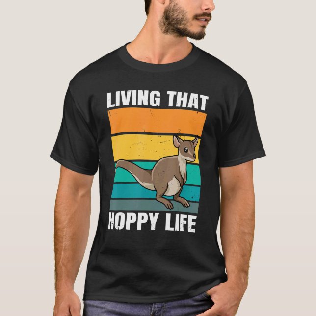Camiseta Vivendo Essa Vida Hoppy Pun Para Um Caranguru Wall (Frente)