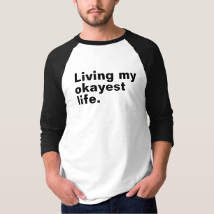 Camiseta Vivendo minha vida mais agradável. design de texto