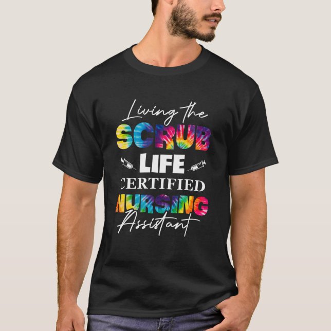 Camiseta Vivendo O Assistente De Enfermagem Com Certificaçã (Frente)