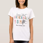 Camiseta VIVENDO O nome do time BASEBALL MOM LIFE<br><div class="desc">Prepare-se para mostrar seu orgulho de mãe de beisebol com nossa deliciosa bolsa : uma elegante fonte moderna dizendo "Vivendo aquela vida de mãe de beisebol" com sotaques de caligrafia em cores pastéis suaves. Deixamos um espaço especial apenas para o nome de sua equipe, permitindo que você personalize este design...</div>