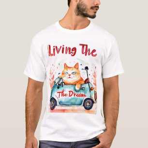 Camiseta Vivendo o Sonho: Gato Chubby em um Carro Pequeno -