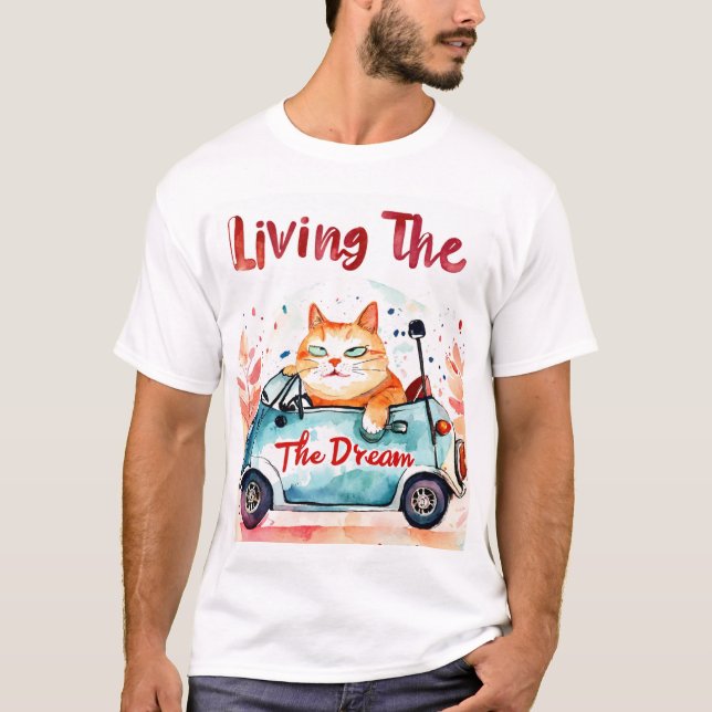 Camiseta Vivendo o Sonho: Gato Chubby em um Carro Pequeno - (Frente)