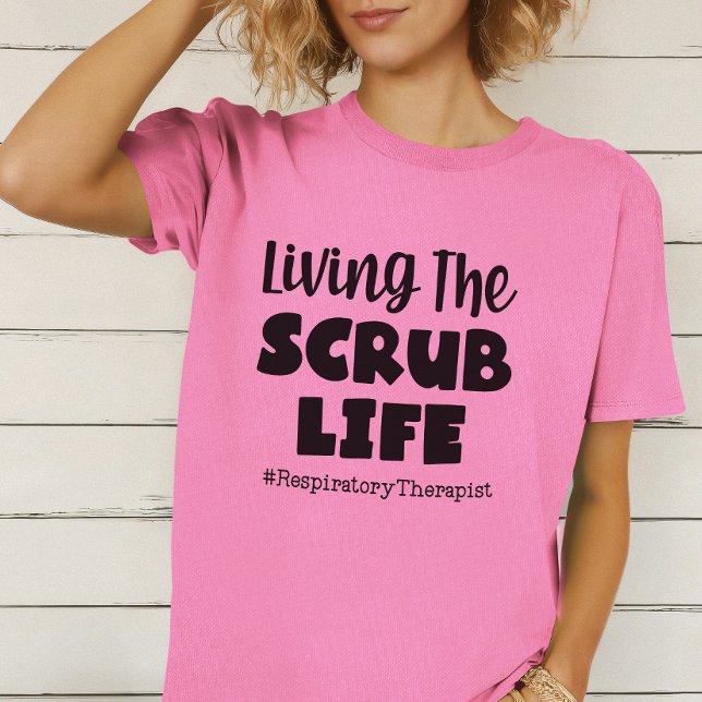 Camiseta Vivendo O Terapêutico Respiratório Da Vida Escrupu (Living the Scrub Life Respiratory Therapist Tshirt)