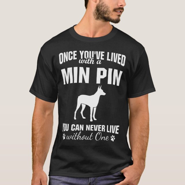 Camiseta Viver com o Min Pin Nunca Pode Viver Sem Um Cão  (Frente)