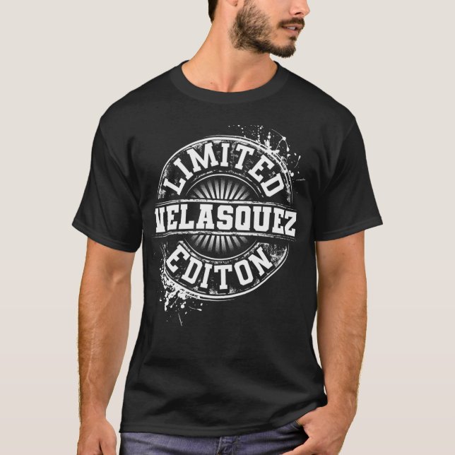 Camiseta VLASQUEZ Apelido Engraçado Árvore Familiar Anivers (Frente)