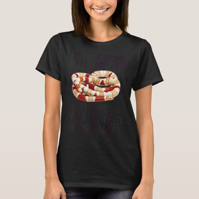 Camiseta Você Deveria Se Preocupar Com Cobra De Leite (Frente)