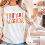 Camiseta Você É A Tipografia Da Flor Magia Retro<br><div class="desc">Você é a Tipografia da Flor Magia de Groovy Típica da Moda das Mulheres O Topo da Camisa T apresenta o texto "Você é mágico" em uma tipografia retrorreflectora acentuada com flores de groovy. Perfeito como presente para ela no aniversário, Natal, Dia de as mães, melhores amigos, irmãs e muito...</div>
