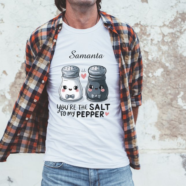 Camiseta "Você é o Sal para a Minha Pimenta" ("You’re the Salt to My Pepper" Custom Men’s T-Shirt)