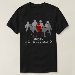 Camiseta VOCÊ É O SKINFOLK OU O KINFOLK? pare com o racis