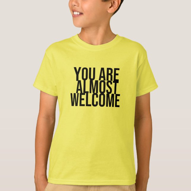 Camiseta Você é quase bem-vindo T-Shirt (Frente)