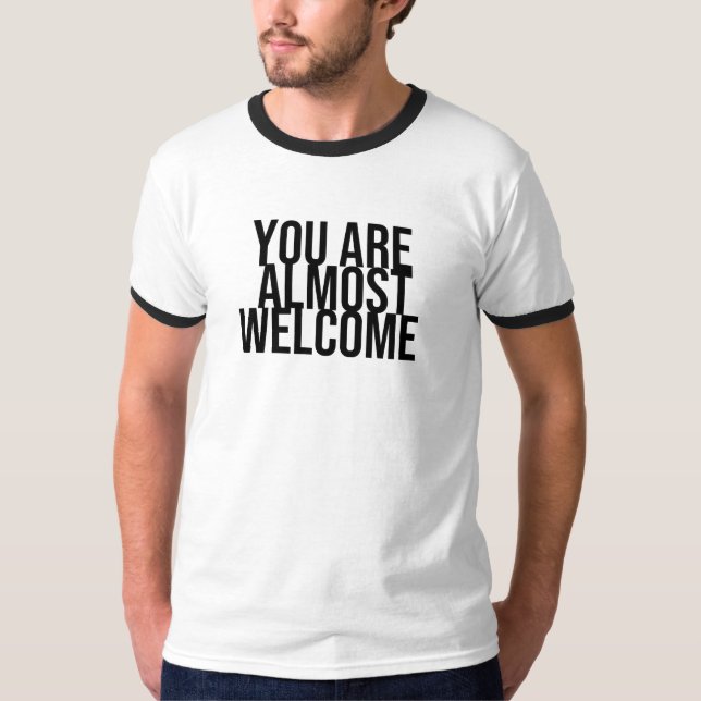 Camiseta Você é quase bem-vindo T-Shirt (Frente)