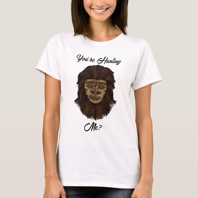 Camiseta Você está me caçando? Humor Sasquatch de Pé Grande (Frente)
