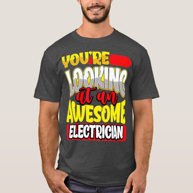 Camiseta Você está olhando para um eletricista lineman incr (Frente)