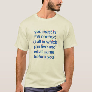 Camiseta Você existe no contexto vermelho e azul