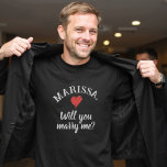 Camiseta Você me Casado Proposta de Nome Personalizado<br><div class="desc">Capturar o momento perfeito com nossa "Você me Casado" - Camiseta Personalizada de Proposta de Nome. Esta camisa única e sincera foi projetada para tornar inesquecível sua proposta de casamento. Com a pergunta sobre o eterno, "Você me Casado?" junto com um espaço para personalizar com o nome do seu parceiro,...</div>