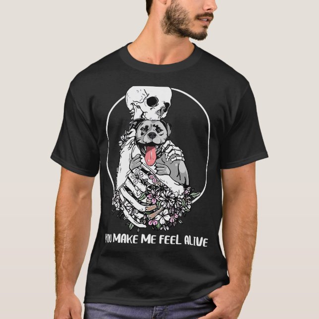 Camiseta Você Me Faz Sentir Vivo Esqueleto Abraçando Cachor (Frente)