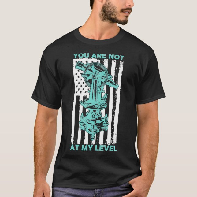 Camiseta Você Não Está No Meu Nível, No Land Survey Ou Nos  (Frente)