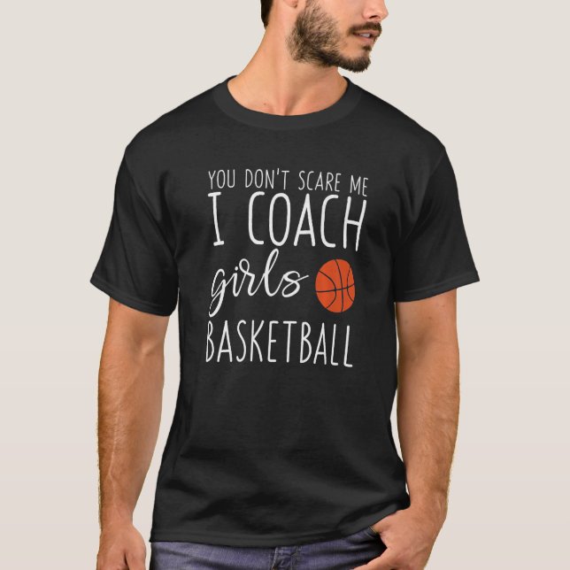 Camiseta Você não me assusta Eu treino garotas no basquete  (Frente)