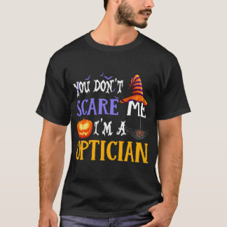 Camiseta Você não me assusta, sou um Optician Halloween Eng