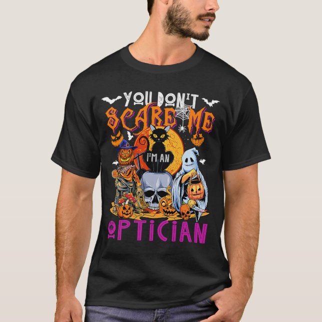 Camiseta Você não me assusta, sou um Optician Halloween Hor (Frente)