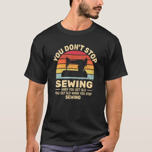 Camiseta Você não pára de costurar e pegar velhas Pessoas d (Frente)
