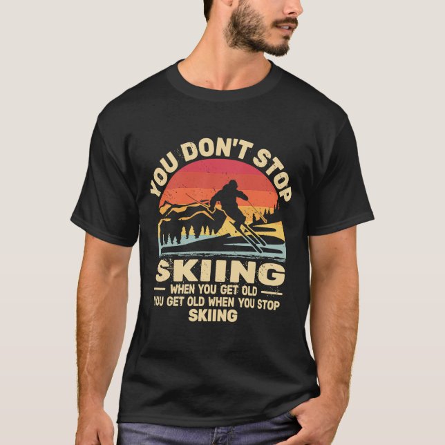 Camiseta Você não pára de esquiar pegue esquiadores velhos  (Frente)