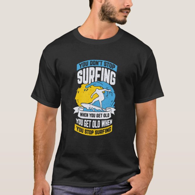 Camiseta Você não pára de surfar quando você envelhece (Frente)