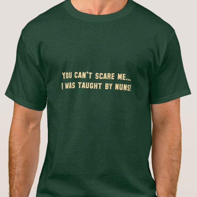 Camiseta Você não pode me assustar... eu fui ensinado por f (You Can't Scare Me I was Taught by Nuns green shirt)