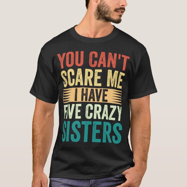 Camiseta Você não pode me assustar Eu tenho cinco irmãs mal (Frente)