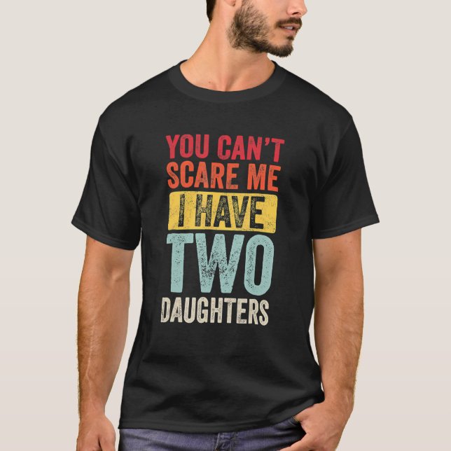 Camiseta Você não pode me assustar Eu tenho duas filhas com (Frente)
